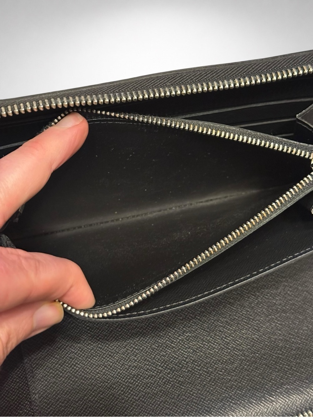 Louis Vuitton Authentic Zippy Wallet Black Epi Leather Travel Organizer - Picture 13 of 16
